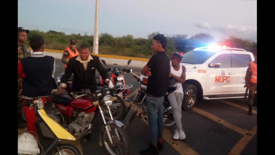 Patrullas de Obras Públicas retienen motocicletas por carreras en autopistas