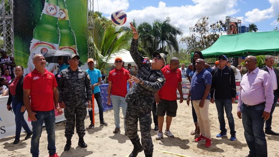 Director de la Policía promete construcción de destacamento en Sabana de la Mar 