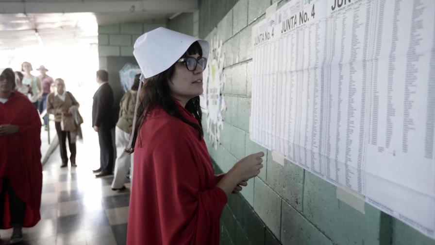 El presidente de Costa Rica emite voto y pide superar diferencias de campaña