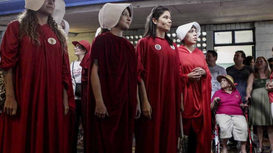 Mujeres votan vestidas de “criadas” contra autoritarismo religioso en Costa Rica 