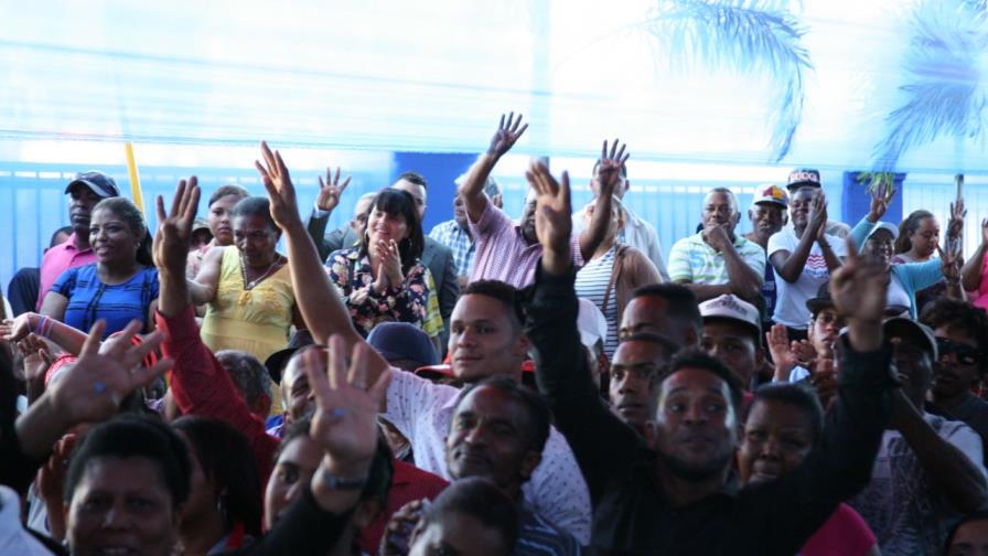 Al presidente le hicieron coro reeleccionista en Sánchez Ramírez