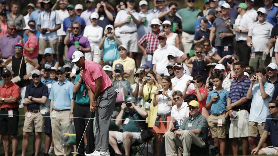 Woods llega a Masters; causa algarabía propia de un domingo