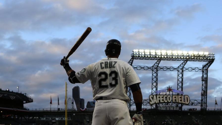 Los Marineros de Seattle inhabilitan a Nelson Cruz por un esguince en el tobillo derecho