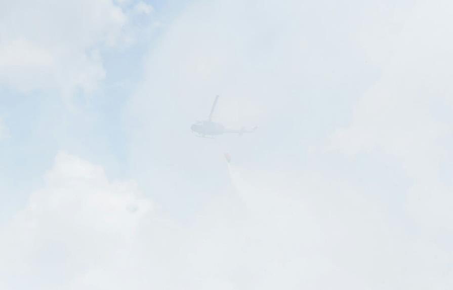 Helicópteros intentan sofocar incendio en Duquesa 