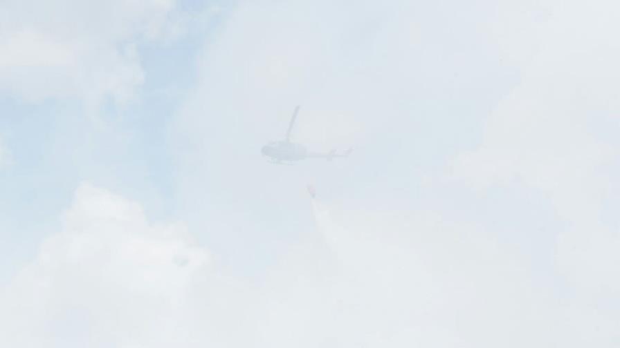 Helicópteros intentan sofocar incendio en Duquesa 