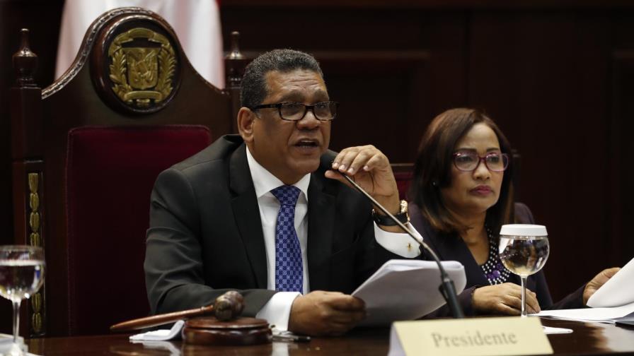 Diputados aprueban proyecto que prohíbe exigirle a las empleadas domésticas llevar uniformes fuera del hogar