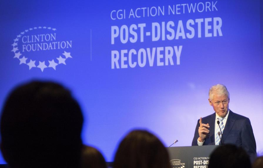 Clinton y líderes del Caribe discuten en Miami plan para enfrentar huracanes 