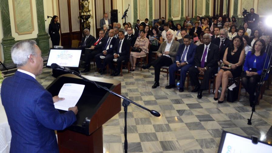 Baja recaudación limita rol del Estado, asegura ministro de Economía