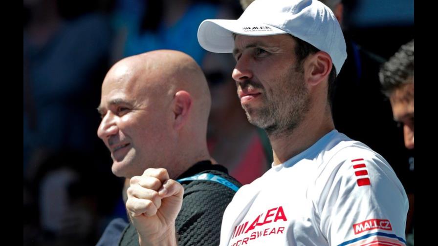 En crisis, Novak Djokovic rompe con Andre  Agassi y RadekStepanek