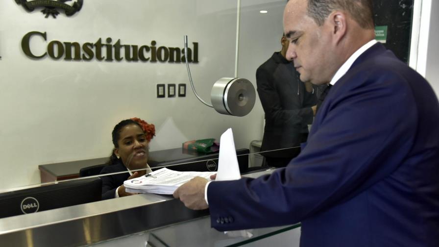 Recurso contra ley de lavado enfrenta al Colegio de Notarios y al de Abogados