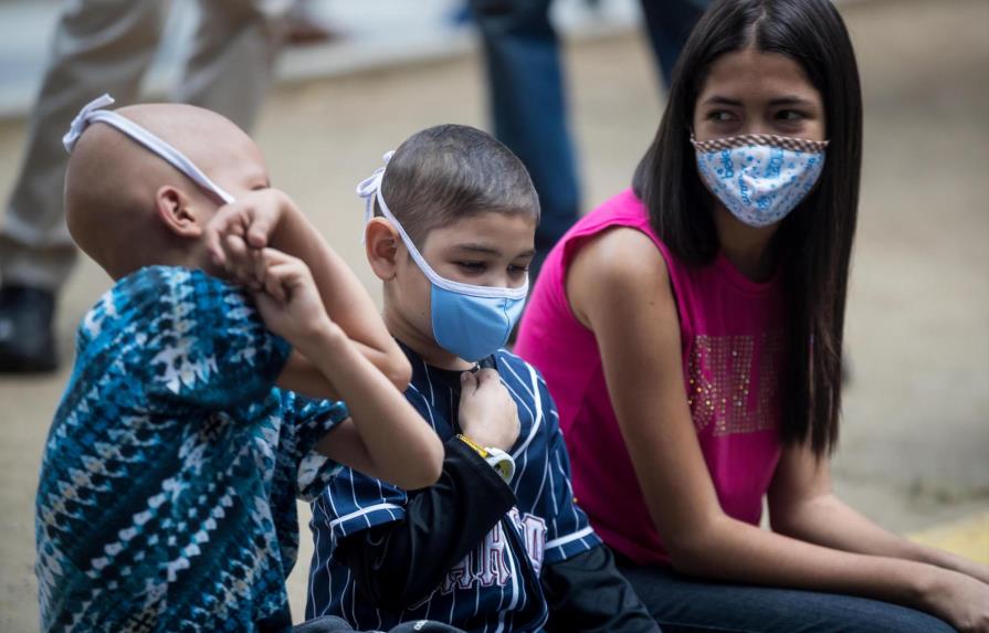 Niños con cáncer protestan frente a hospital de Caracas por falta de atención 