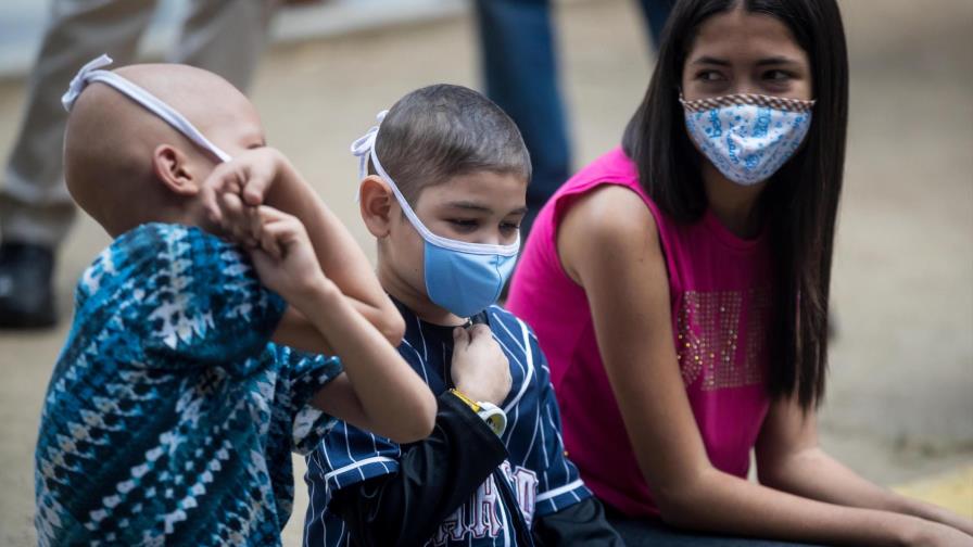 Niños con cáncer protestan frente a hospital de Caracas por falta de atención 