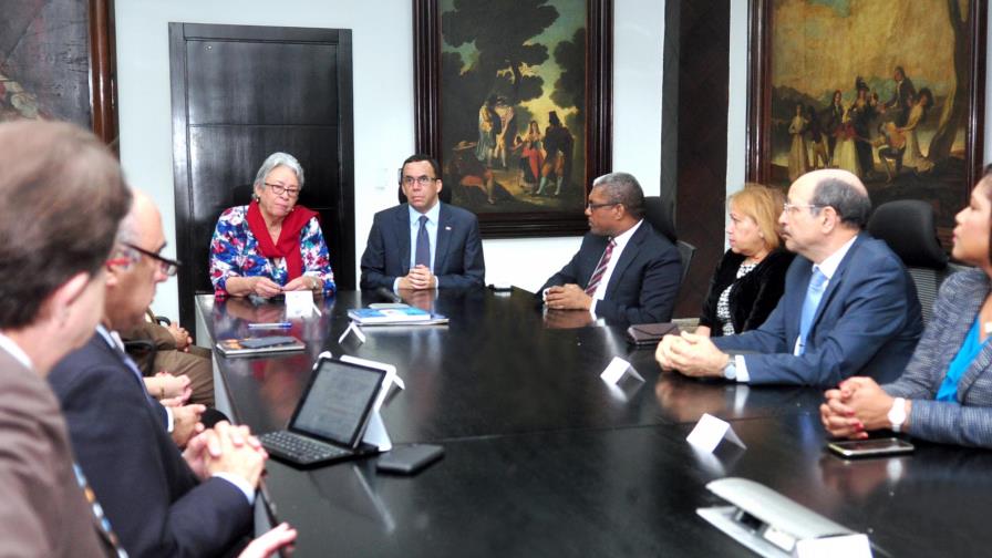 Ministros de Educación y Salud acuerdan vacunar en todas las escuelas de la frontera