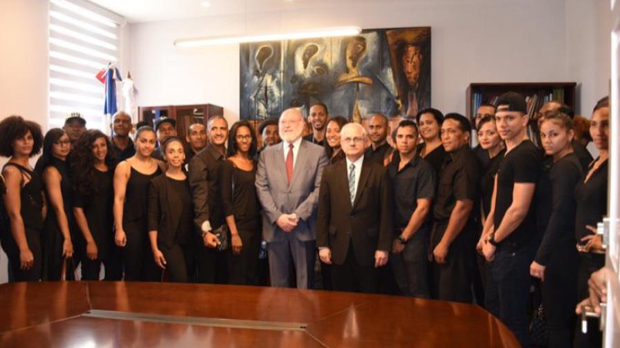 Ministro Vergés dispone nivelar los salarios de los integrantes de las compañías artísticas