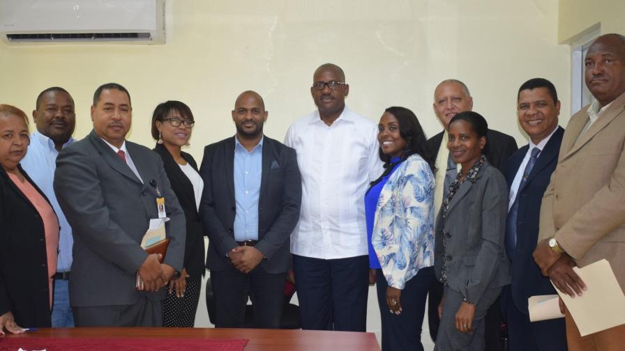 ASDE y Regional 10 acuerdan recogida de los desechos sólidos de esos centros educativos