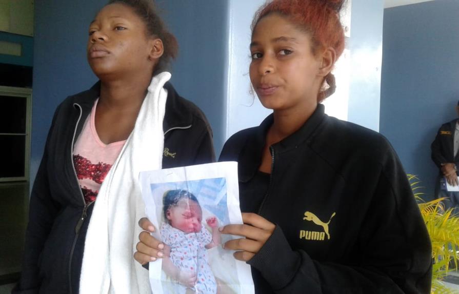 Adolescente denuncia supuestas pastoras le robaron su hija recién nacida