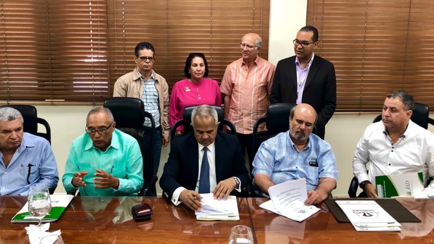 Entidades firman convenio a favor de ganaderos de Monte Plata