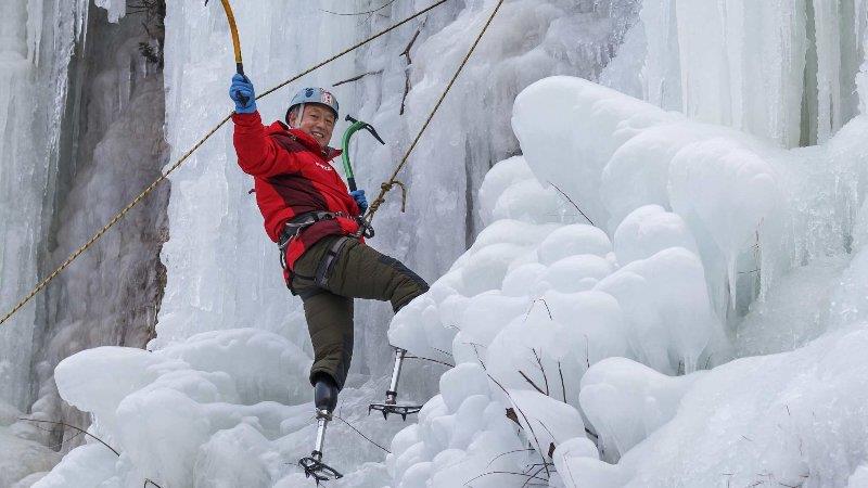 Alpinista chino amputado de las dos piernas quiere conquistar el Monte Everest