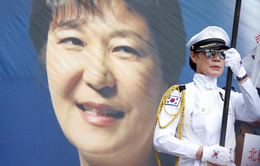 Condenan a 24 años a expresidenta surcoreana