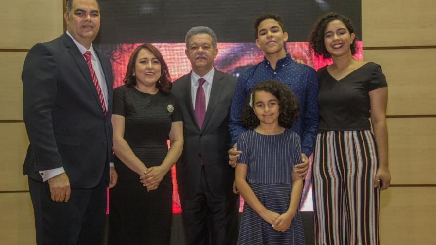 Máximo Jiménez recrea la historia de la bachata urbana en su nuevo libro Máximo Jiménez recrea la historia de la bachata urbana en su nuevo libro