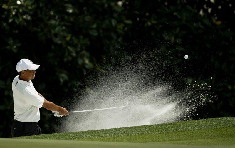 Tiger Woods se rezaga en el Masters de Augusta