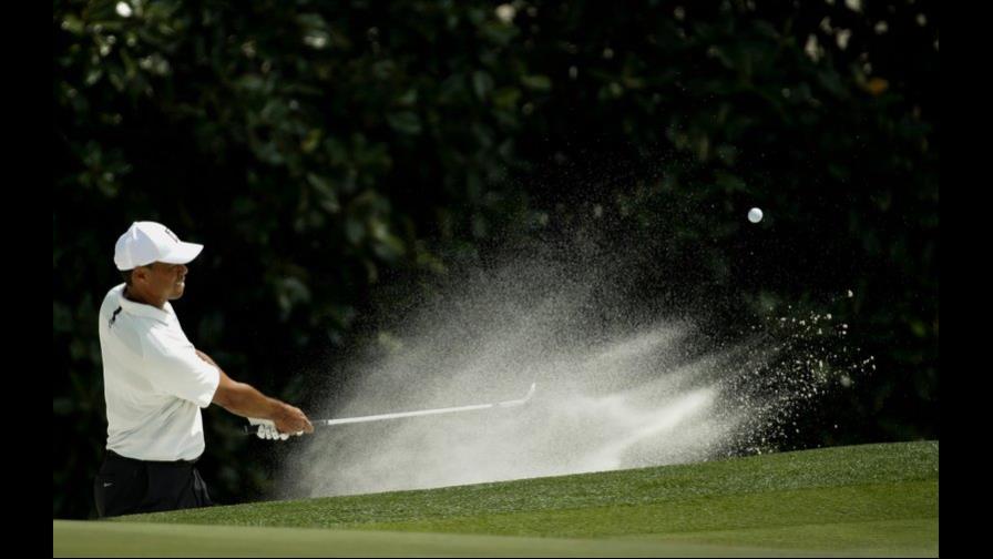 Tiger Woods se rezaga en el Masters de Augusta