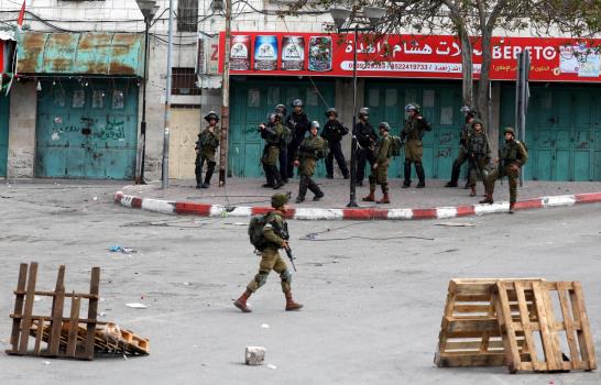 Siete palestinos muertos y unos 400 heridos en nuevos choques con soldados israelíes