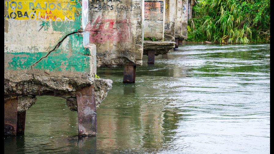 Trabajos en el puente del río Yuna marchan con lentitud