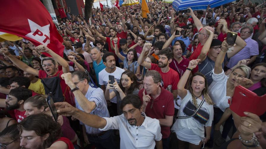 Lula asiste a la misa por aniversario de su esposa con la aclamación de sus seguidores