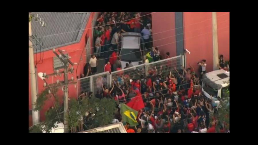 Militantes impiden a Lula salir del sindicato para entregarse a la Policía 