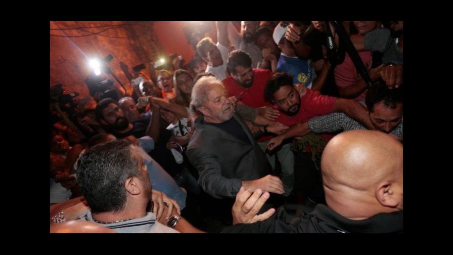 Lula se entrega a la Policía Federal