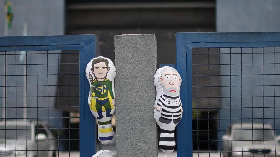 Lula es sometido a examen físico antes de su traslado a prisión Lula es sometido a examen físico antes de su traslado a prisión