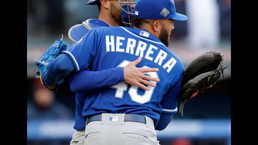 VIDEO: Kelvin Herrera salva segundo, Lucas Duda pega jonrón; Reales vencen a Indios