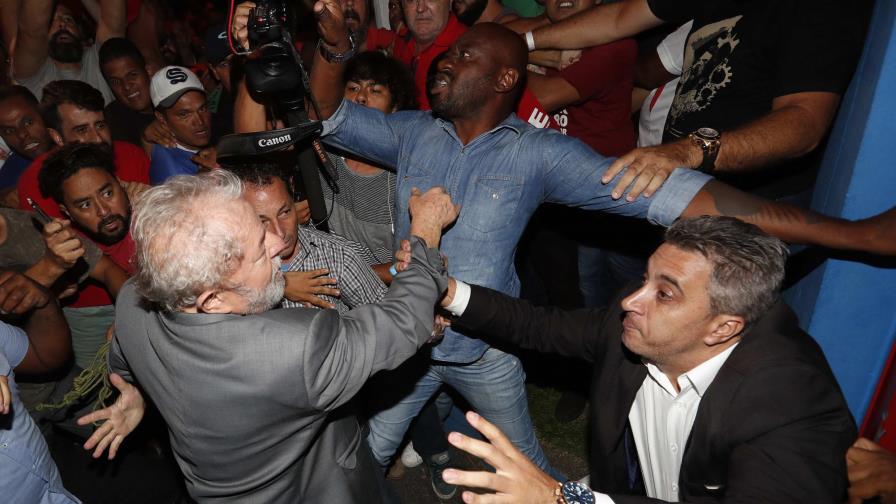 Lula ingresa en prisión en Curitiba