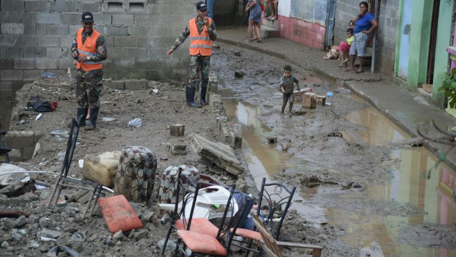 Diputado Burgos cuestiona al gobierno por construir obras a orillas del río Camú 