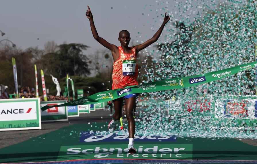 Los kenianos dominaron el maratón de París; se imponen en masculino y femenino