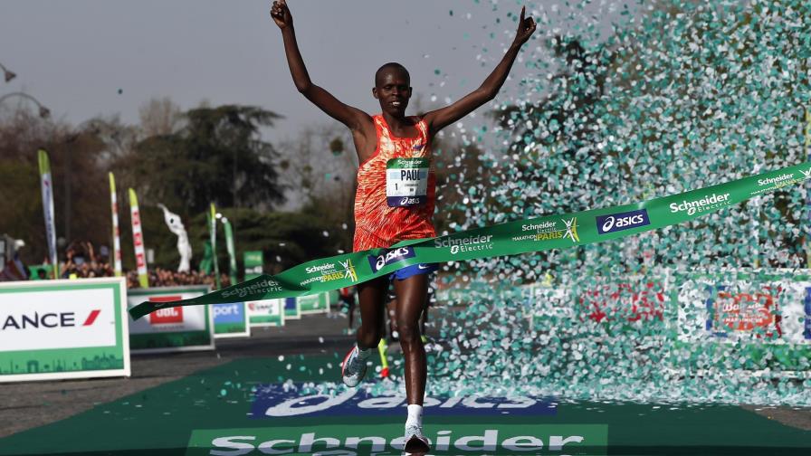 Los kenianos dominaron el maratón de París; se imponen en masculino y femenino