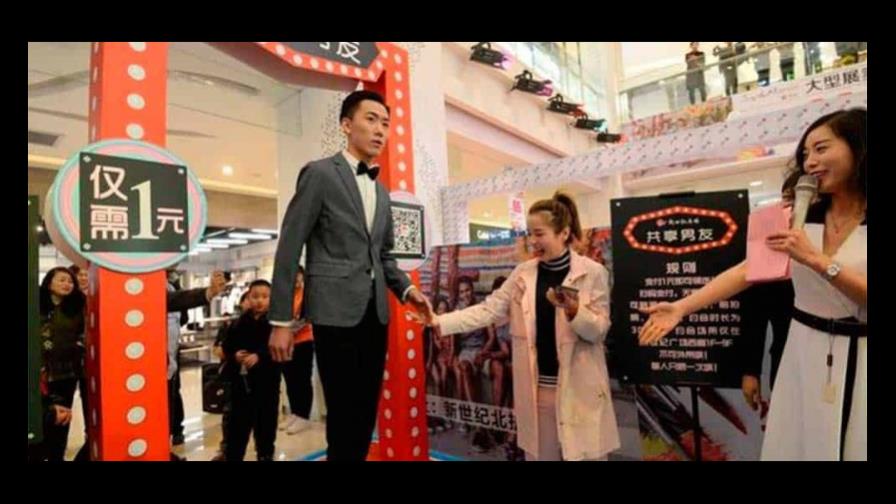 “Novios de alquiler” para ir de compras en centros comerciales de China 