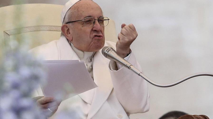 El papa critica la “violencia verbal” en internet que normaliza la calumnia