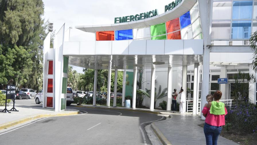 Internan dos jóvenes en hospital Arturo Grullón de Santiago; sospechan tienen difteria
