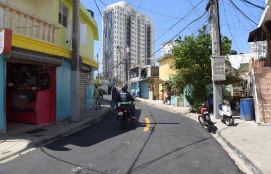 Collado entrega calles asfaltadas, aceras y contenes  en el barrio El Manguito
