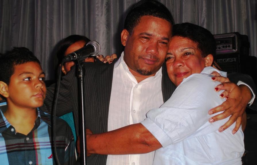 Héctor Acosta pide oración por la salud de su madre 
