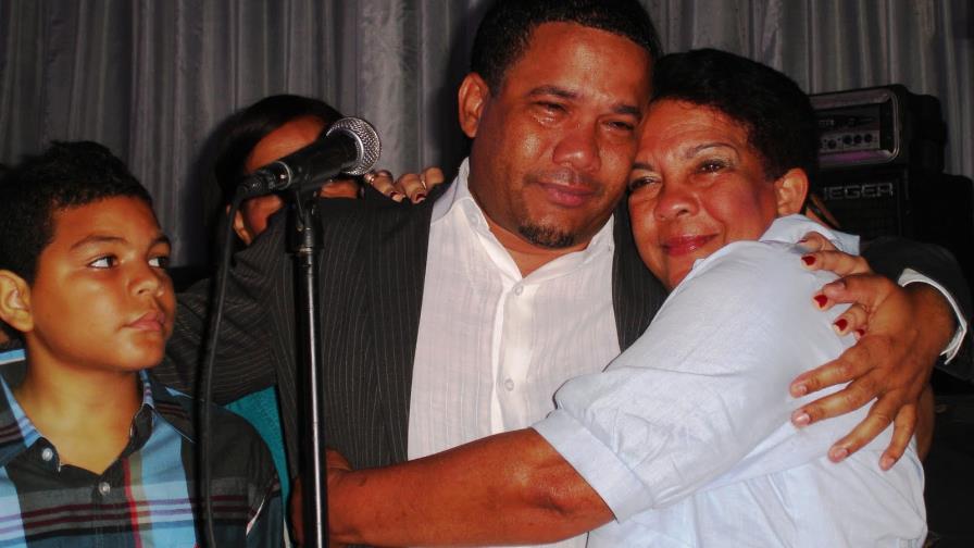 Héctor Acosta pide oración por la salud de su madre 