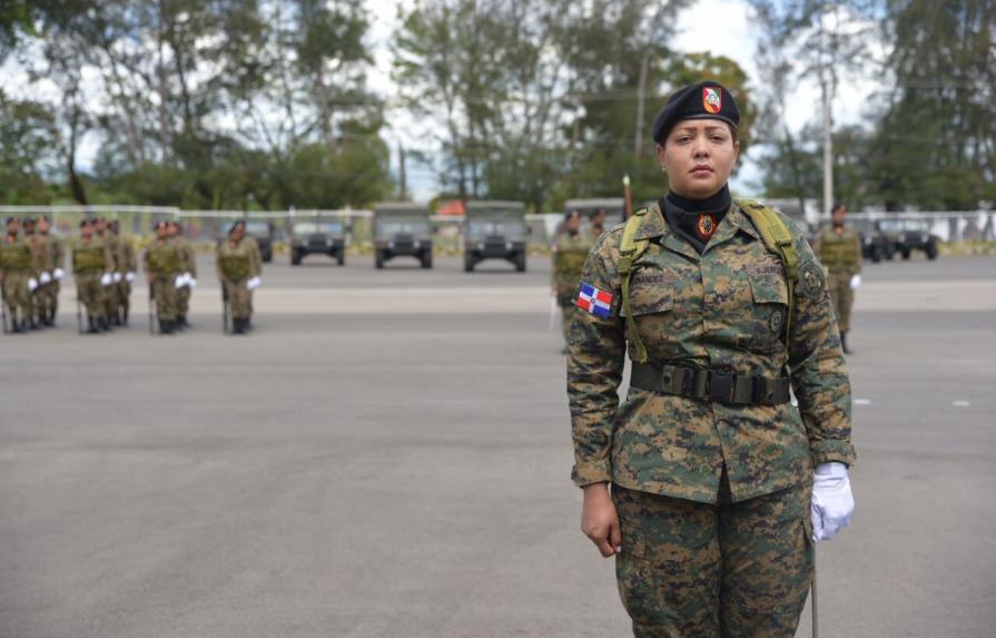 Una mujer comanda por primera vez un batallón de infantería en RD