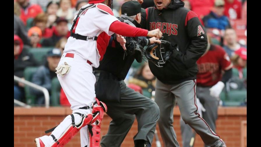 Las Grandes Ligas suspende a Yadier Molina y Torey Lovullo por altercado