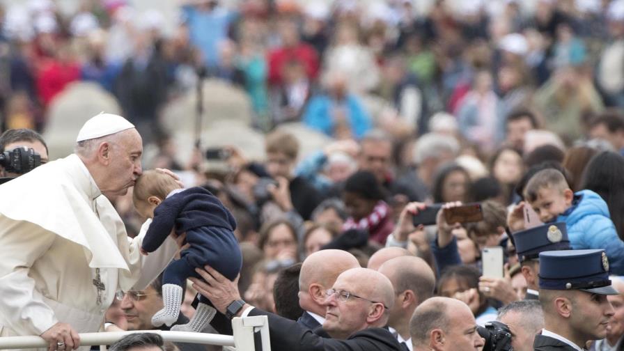 El papa desaprueba a quienes esperan a que crezca su hijo para bautizarlo