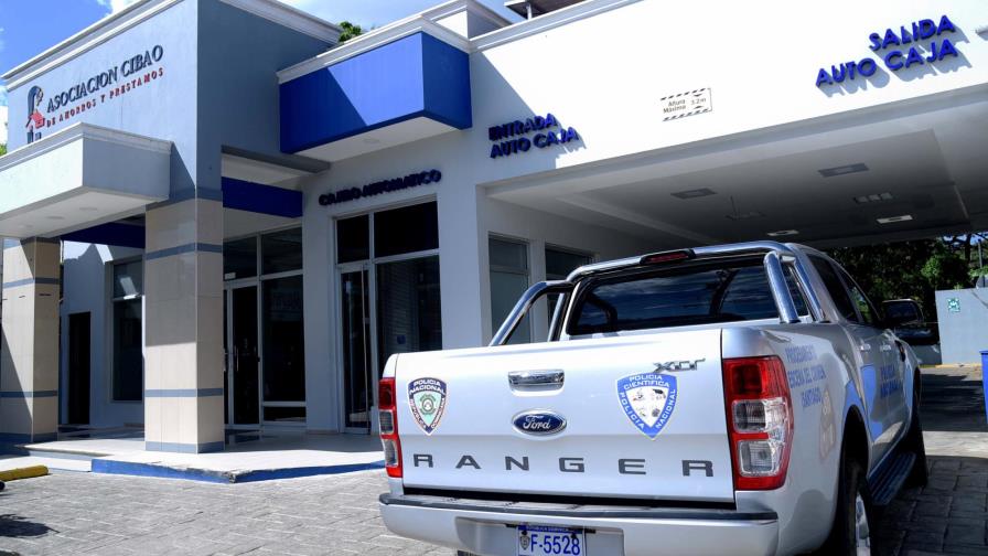 Policía sigue indagando sobre asalto contra banco en Tamboril