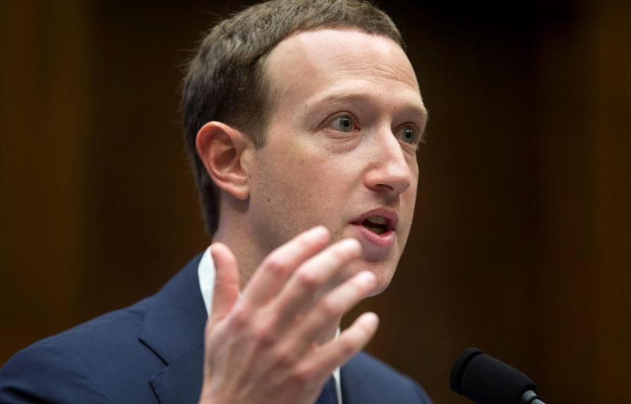 Zuckerberg afirma que Cambridge Analytica accedió a sus datos de Facebook