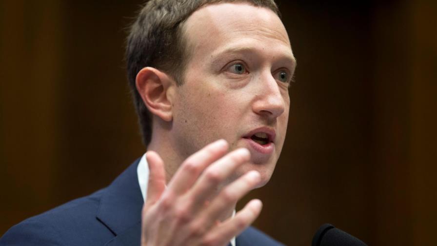 Zuckerberg afirma que Cambridge Analytica accedió a sus datos de Facebook