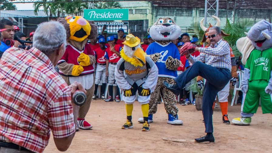 Homenaje a Federico Velázquez por Grupo Rica, concitó la presencia de inmortales